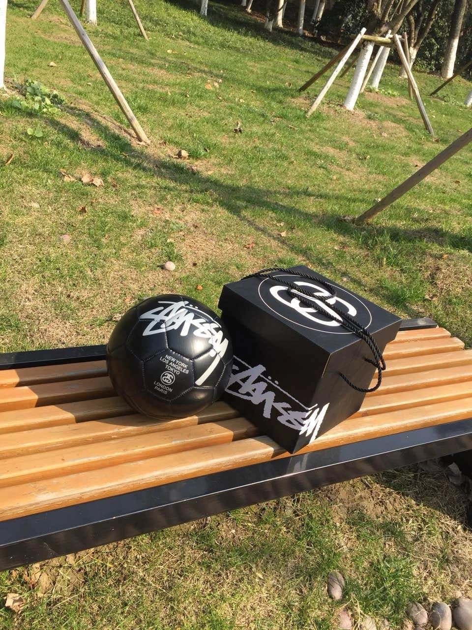 足球19年出口日本原单正品 stussy 世界巡演经典限量版足球，  采用高档PU材质 球体不受温度影响 不易产生